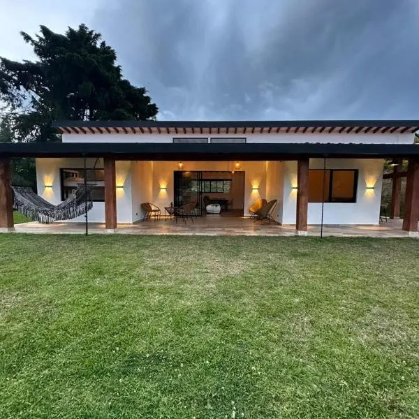 Casa moderna san Felix cerca a parapentes y miradores con vista a Medellín, hotel v destinaci Bello