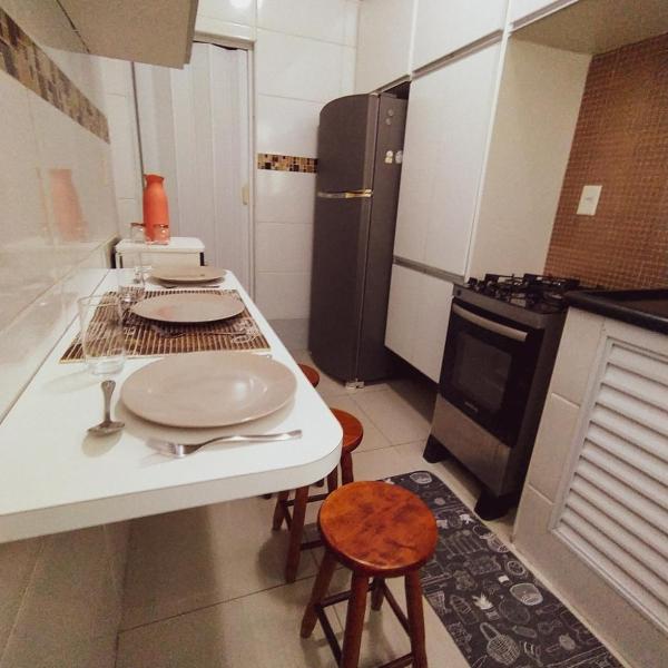 Kitnet pertinho da praia, com ar condicionado, tv a cabo e wi-fi, 1 vaga de garagem