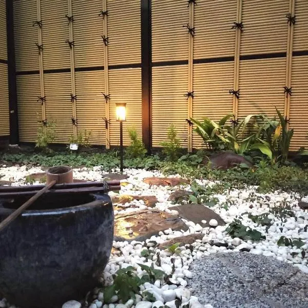 Villa near Kinkakuji 金閣寺周辺 貸切町屋 無料駐車場 ベンツ貸出 Pets OK, hotel in Kinugasa