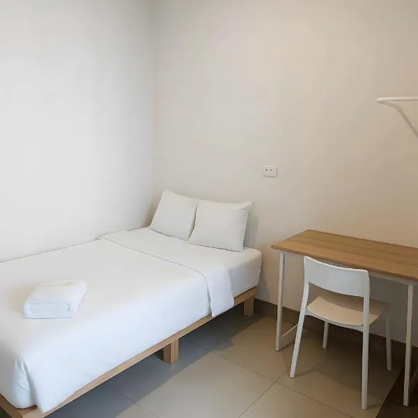 The Hidden Khaosan - เดอะ ฮิดเด้น ข้าวสาร รามบุตรี, hotel in Bang Bua Thong Railway Station