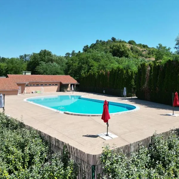 Camping Onlycamp Le Pré, hotel i Montaigut-le-Blanc