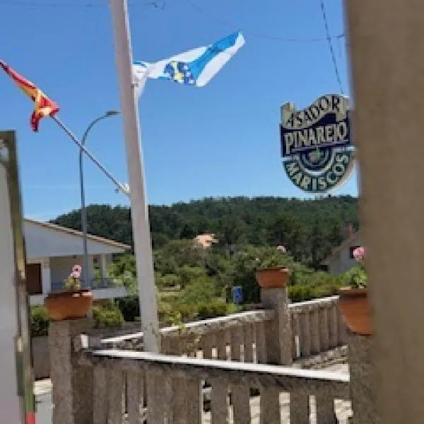 Hostal Restaurante Pinarejo, hotel in A Lanzada