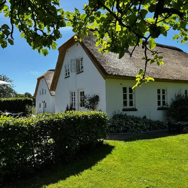 Thatched country escape - Aarhus, hotel in Lystrup