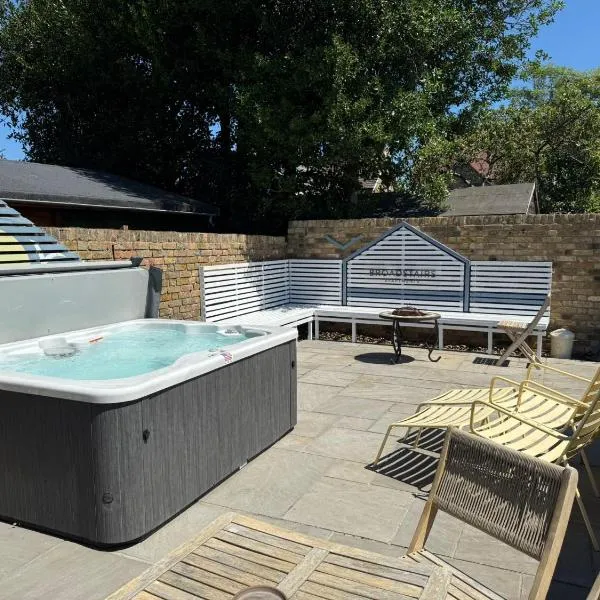 Broadstairs Apartments with luxurious 4-person communal hot tub - sleeps up to 20 people, Hotel in Broadstairs