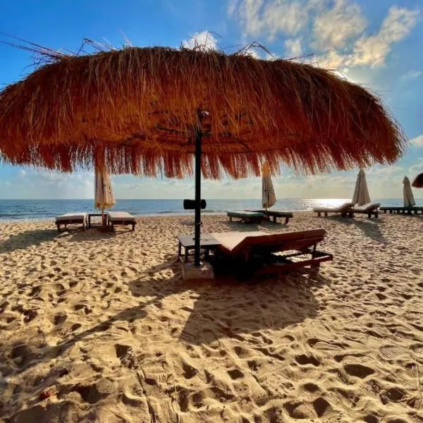 2 BRs Chalet in Helnan Resort with access to the sea and Pools, khách sạn ở Port Said