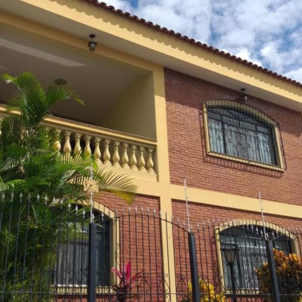 Casa ampla no centro de Aparecida com piscina e garagem