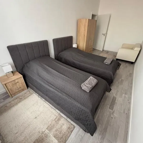 Újszerű, jól felszerelt lakás a város szîvében, ingyenes parkolással!, Hotel in Debrecen