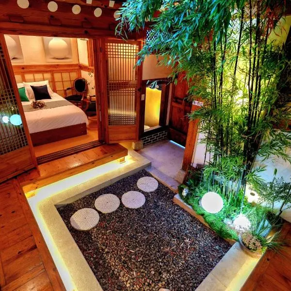 #1월할인#한옥#독채#경복궁역 도보 4분#한옥#전통체험#경복궁,인사동,북촌,서촌,광화문,명동, 동대문 바로 옆#짐보관# 9인#호텔침구#각방에어컨#무료와이파이#세탁건조기#교통최고#당일스키, hotel in Seoel