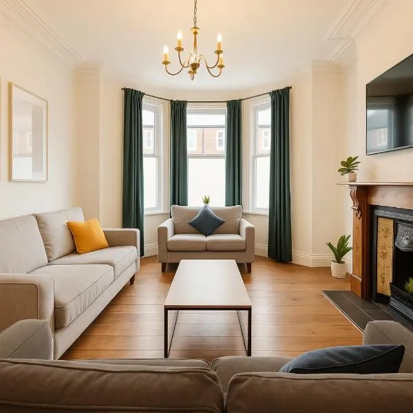 Large CityCentre Townhouse & Hot Tub, Pool Table and Offroad Parking, hotel in Cardiff