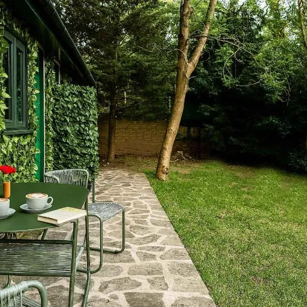 Restful Break 2 BR Woods Cottage 2 Acre Garden gated free Parking, hotel sa Chislehurst