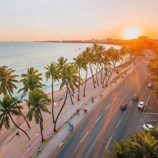 Edf á beira mar de Ponta Verde- melhor localização na Orla de Maceió- Apt 02 quartos com vista lateral mar