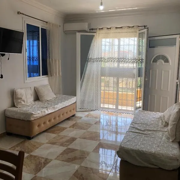 Appartement en bord de mer 3 chambres, hotel in Bejaïa