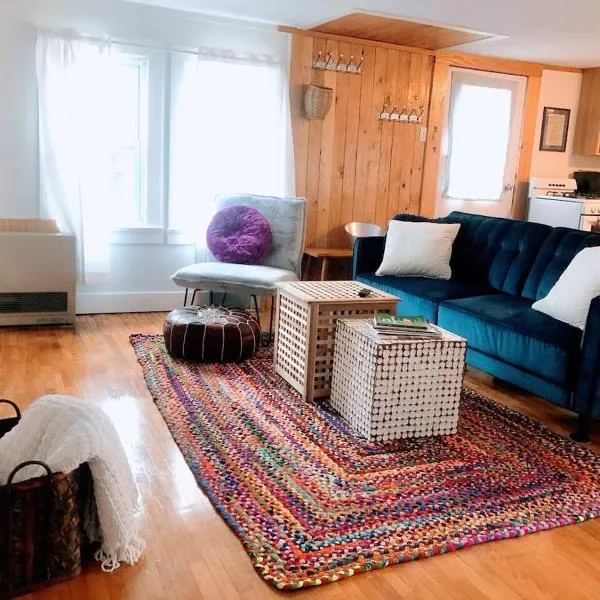 Sunny & Open 2 Bdrm - Close to Stowe Village, Shopping, Mtn Views!、ストーのホテル