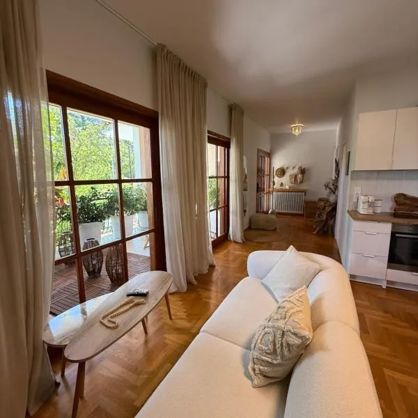 Quiet luxury studio next to airport, hotel in Paianía