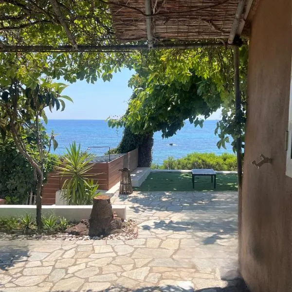Ionian Cape seaside apartment, hotel in Vráchos