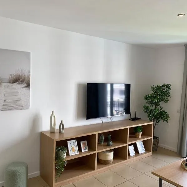 Ikebana Suite - Modern Apartment with Parking & Swimming Pool, Hotel in Lloret de Mar