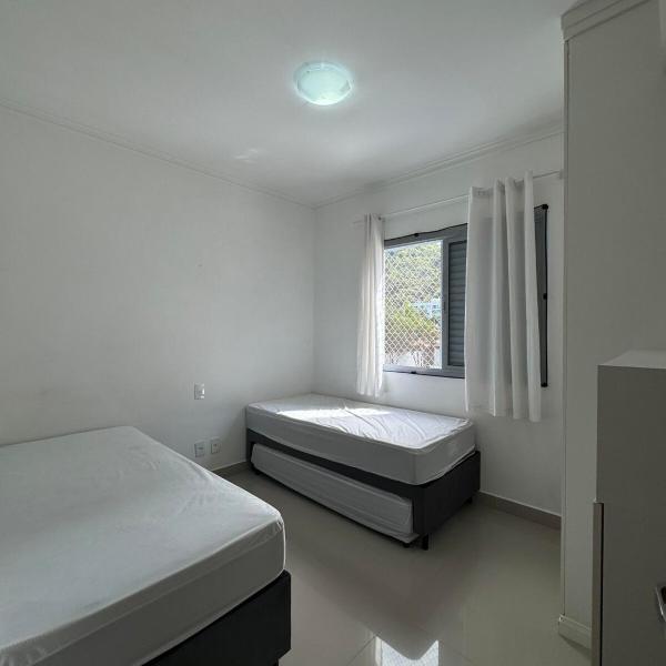 Apartamento na Praia das Toninhas em Ubatuba 350m da praia -2 quartos sendo 1 suite, varanda gourmet com churrasqueira, ar condicionado, cozinha completa, duas garagens - Foto 2