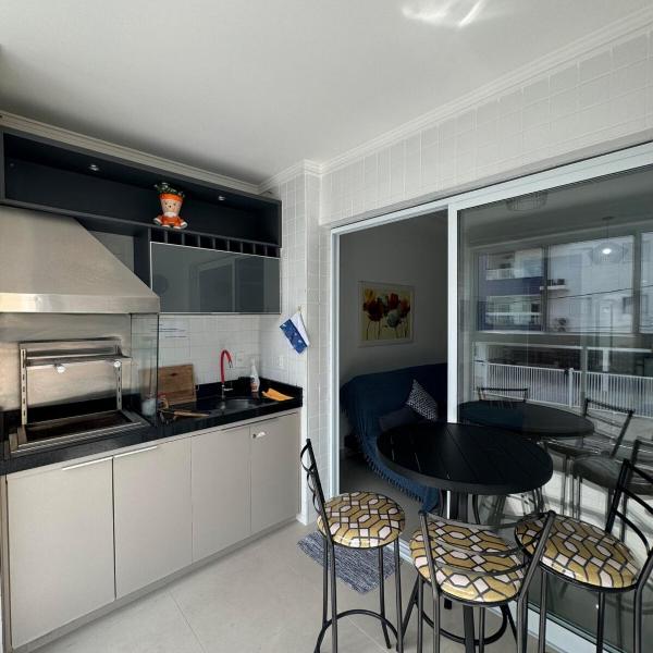 Apartamento na Praia das Toninhas em Ubatuba 350m da praia -2 quartos sendo 1 suite, varanda gourmet com churrasqueira, ar condicionado, cozinha completa, duas garagens - Foto 4