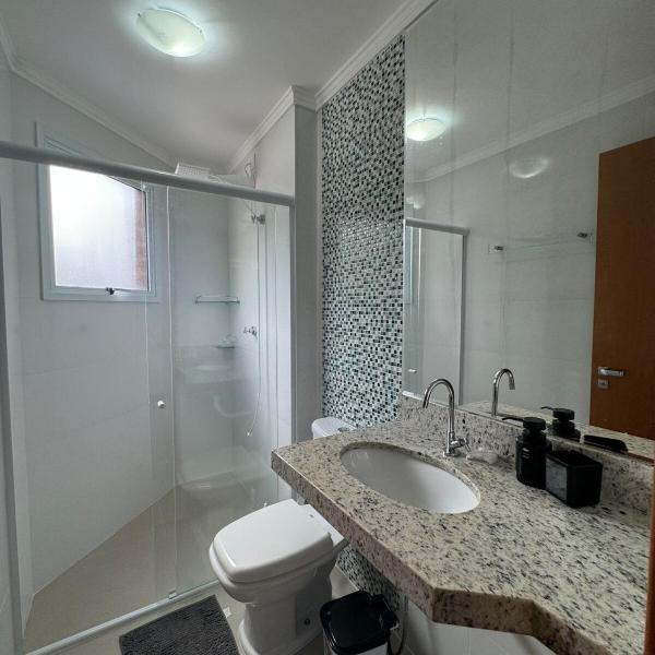 Apartamento na Praia das Toninhas em Ubatuba 350m da praia -2 quartos sendo 1 suite, varanda gourmet com churrasqueira, ar condicionado, cozinha completa, duas garagens - Foto 3