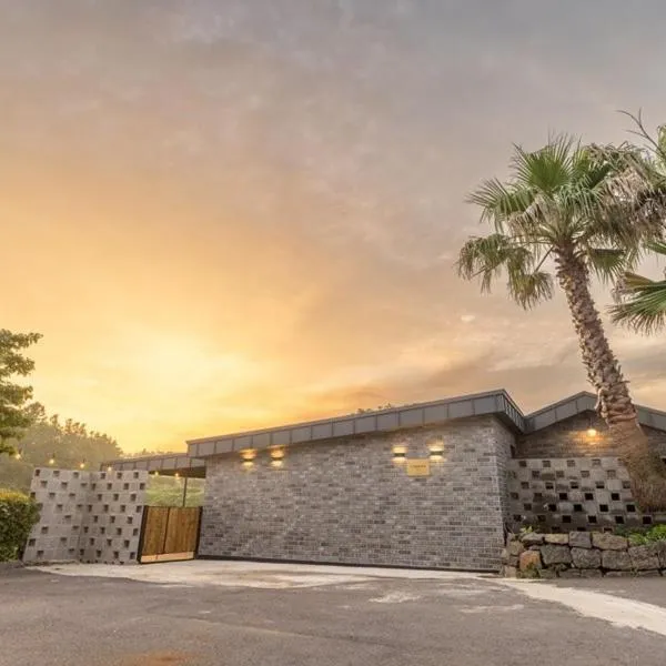 Jeju BunkerHotel&Resort, hotel em Seogwipo