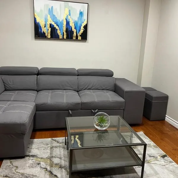 Three Bedrooms House in Mississauga with free parking Conveniently located with easy access to the airport downtown Toronto major malls and highways for a seamless stay, hotel em Mississauga
