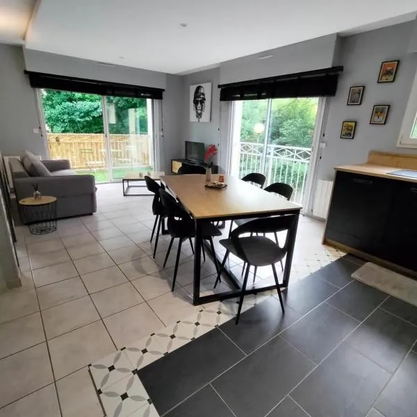 Promo 20 pourcent - centre - parking - balcon - wifi - lave linge et vaisselle, hotel in Mont-de-Marsan