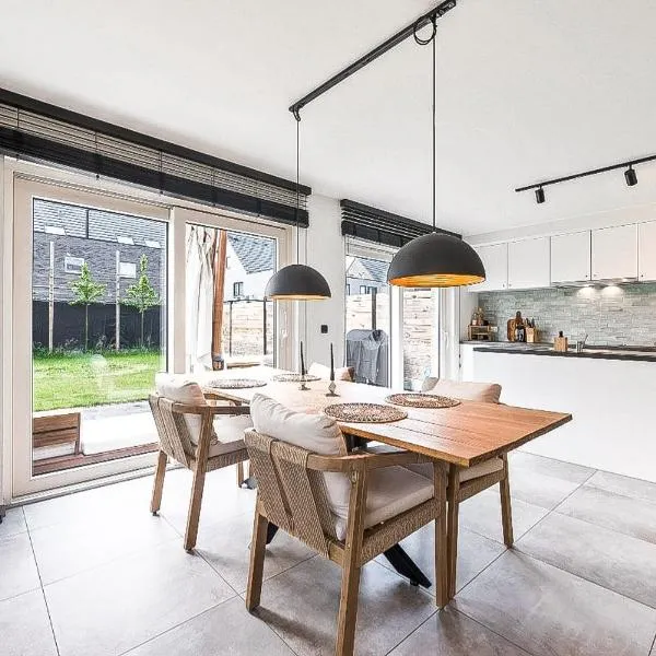 Luxe Villa near Antwerp - 10 min from Tomorrowland, hotel in Aartselaar