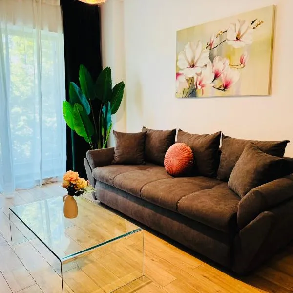 Exclusive 1BR Apartment with Balcony on Splaiul Independentei, hotel din București