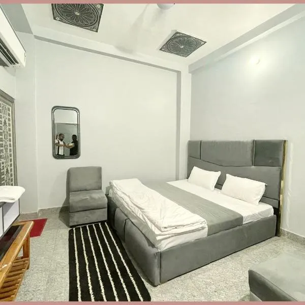 Hotel P&Palace Guest House Near Shri Kashi Vishwanath Temple - Free Wifi and Parking Facilities - Fully Air Conditioning- Best Hotel, hotel in Varanasi
