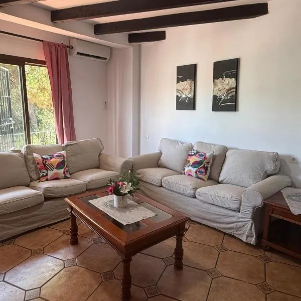 Casa de 5 Dormitorios Cerca de la Playa en Marbella Elviria, hotel a Marbella