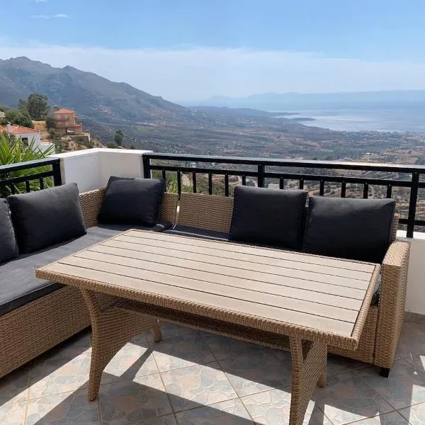 Sea-view hilltop home over Neapoli, Elafonisos & Kythira, khách sạn ở Faraklón