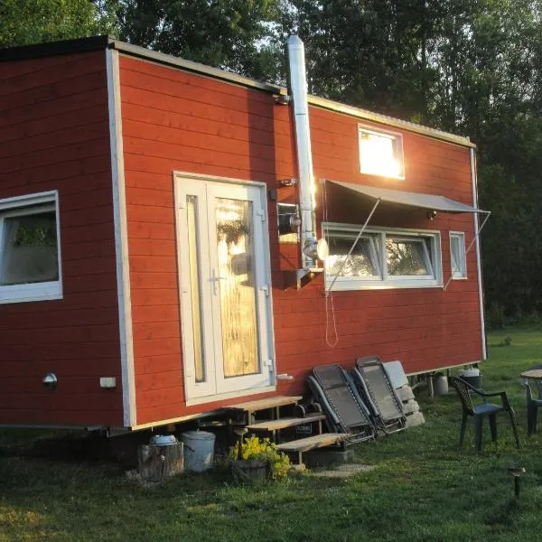 Stuga med bastu i naturen nära Stockholm, hotel in Järna