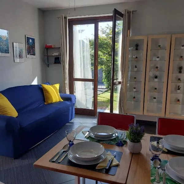 Arona - Lake Maggiore Entire Home - parking, hotel i Arona