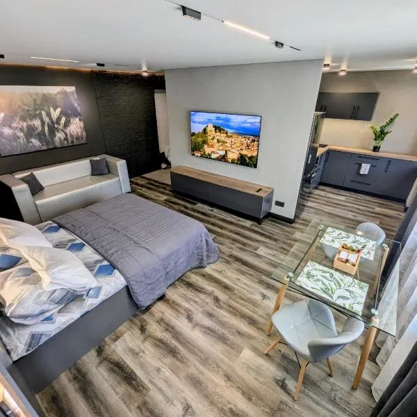 Апартаменты на Тохтарова, hotel in Ustʼ-Kamenogorsk