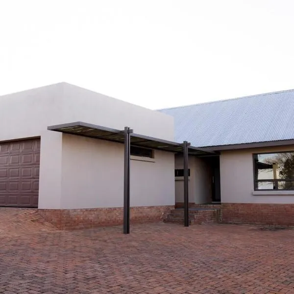 Complete Modern 3-Bedroom Home, hotel v destinaci Bloemfontein
