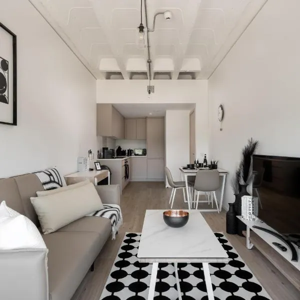 Black and White Suite for Business and Holiday stays above MK Train Station, High Wi-Fi, Free Parking, hotel in Milton Keynes