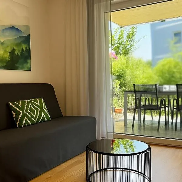Promenade by BestChoice - Self Check-in with Parking Option, hotel ve uŠtýrském Hradci