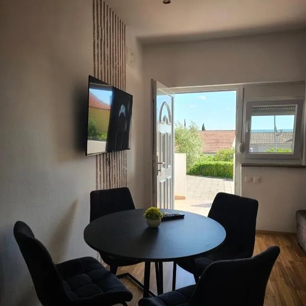 Apartment Olive, hotel in Maslenica