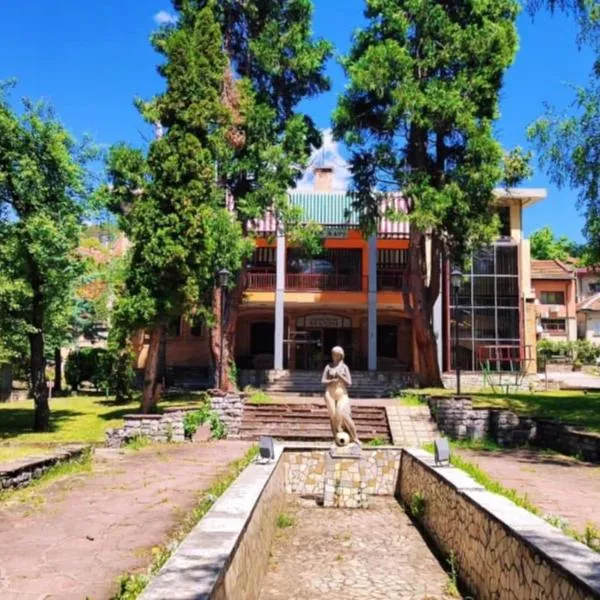 Семеен хотел МАКСИМ, hotel in Teteven