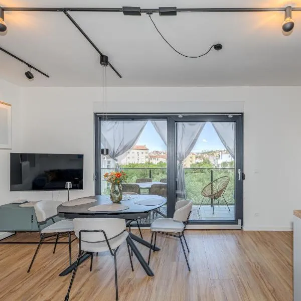 BRAND NEW - Apartment Maestral, Strozanac、ポドストラナのホテル