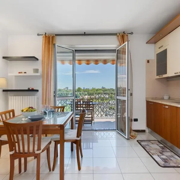 Elegant Terrace Flat Parking near Rho Fiera Mi, hotel in Milan