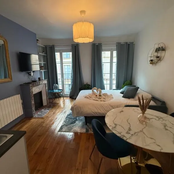 La Tour Annunziata, hotel Versailles-ban