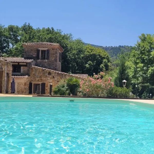 Magnifique Mas avec Piscine - La Bergerie du Razès, hotel em Alet-les-Bains