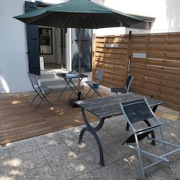 Studio avec terrasse indépendant en villa, hotel in La Garde