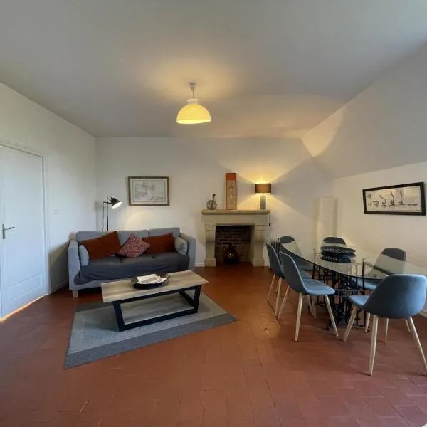 Appartement spacieux au Château avec parc arboré, proche de Villeneuve sur Allier, pour 6 pers., WiFi - FR-1-489-73、Trévolのホテル