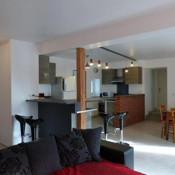 Maison rénovée avec cour privée, proche de Gannat, 3 chambres, animaux acceptés, équipements modernes. - FR-1-489-37, hotel em Poëzat