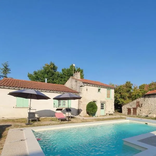 Charmant Gîte avec Piscine Privative et Terrasse à Charroux, Village Médiéval - FR-1-489-394, hotel em Charroux-dʼAllier