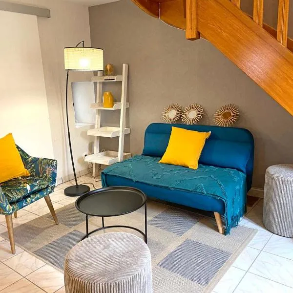 Gîte cosy avec spa, grand jardin, proche de la rivière Sioule - idéal pour famille et relaxation - FR-1-489-342, hotel in Saint-Bonnet-de-Rochefort