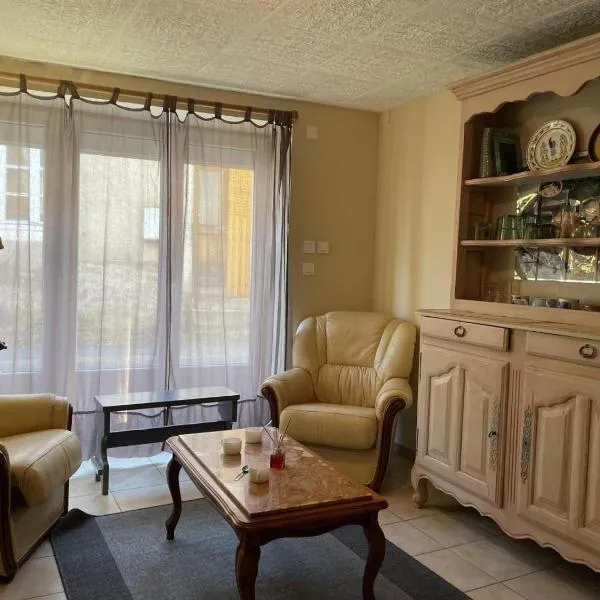 Maison rustique avec poêle à bois, proche montagnes & activités de plein air, animaux acceptés - FR-1-489-52, hotel em Arfeuilles
