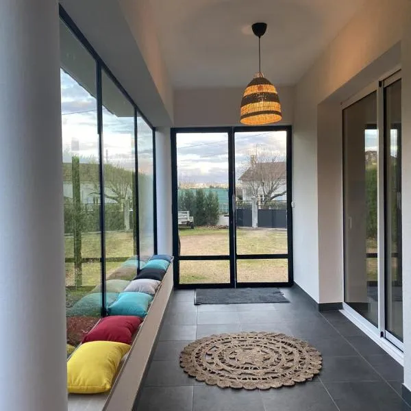 Pavillon rénové avec jardin arboré, proche centre-ville, véranda, parking, wifi, idéal familles - FR-1-489-417, hotel v destinaci Broût-Vernet